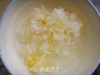冰糖银耳梨汤----简单又经济的美容汤的做法步骤：1
