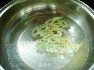 最给力的早餐--家常排骨面的做法步骤：1