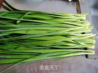核桃仁炒韭菜的做法步骤：1