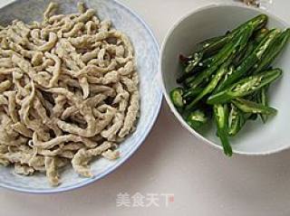 尖椒炒面筋丝的做法步骤：1