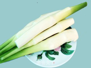 油焖茭白条的做法步骤：1