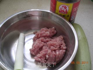 鲜肉西葫芦水饺的做法步骤：1