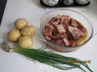 土豆炖排骨—嗜肉族的最爱的做法步骤：1