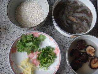 香菇鲜虾粥的做法步骤：1