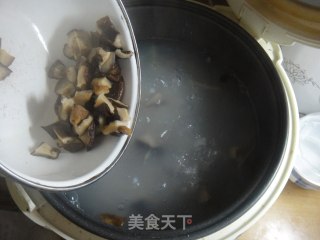 香菇鲜虾粥的做法步骤：3