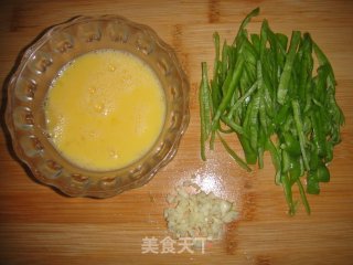青椒鸡蛋的做法步骤：1