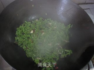 炒空心菜梗子的做法步骤：2