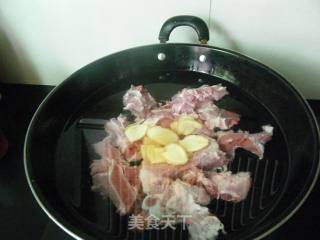 胡萝卜筒骨汤的做法步骤：2