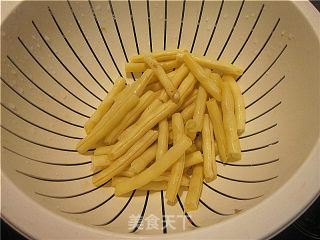 黄豆角炒鸡腿肉的做法步骤：1