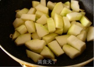 蟹味菇烧毛瓜的做法步骤：2