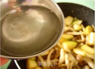 蟹味菇烧毛瓜的做法步骤：5