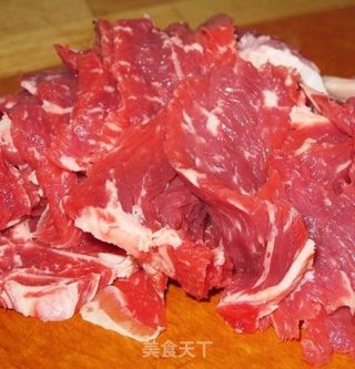 鲜美的芦笋炒牛肉的做法步骤：1