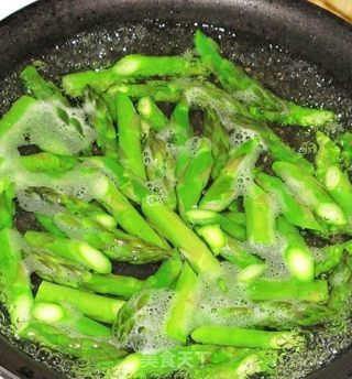 鲜美的芦笋炒牛肉的做法步骤：3