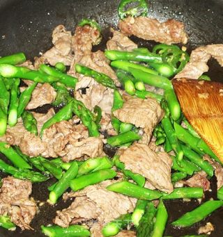 鲜美的芦笋炒牛肉的做法步骤：5
