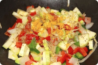 健康饮食菜谱推荐：蔬菜鸡肉咖喱的做法步骤：4