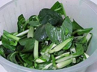 青菜牛肉煮饺子皮的做法步骤：1