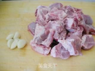 蜜汁蒜香排骨~`简单的美味的做法步骤：1