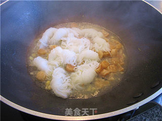 江瑶柱焖魔芋丝的做法步骤：4