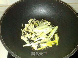 【平淡的幸福】辣炒猪蹄的做法步骤：2