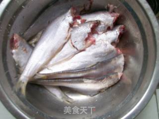 煎黄鲫子鱼的做法步骤：1