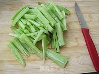 黄瓜拌海蜇的做法步骤：1