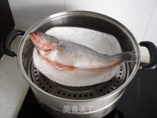 油泼铜锣鱼的做法步骤：2