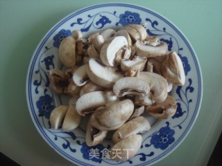 磨菇炒虾仁的做法步骤：1