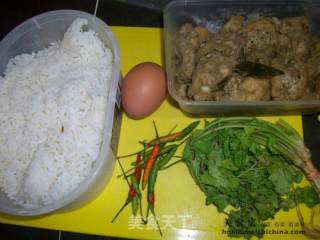 十分钟炒饭十分好吃@@炒咖喱鸡饭的做法步骤：1