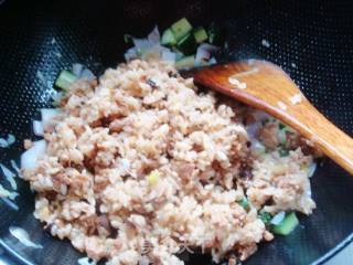 黄瓜肉末炒饭的做法步骤：4