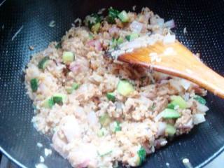 黄瓜肉末炒饭的做法步骤：5