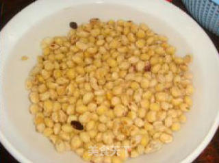 黄豆煲猪尾骨的做法步骤：2