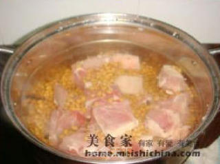 黄豆煲猪尾骨的做法步骤：4