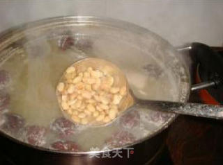 黄豆煲猪尾骨的做法步骤：6