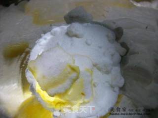 爱上牛油蛋糕@@芝士瓜仁牛油蛋糕的做法步骤：2