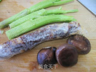 芥蓝腊肠炒饭的做法步骤：1