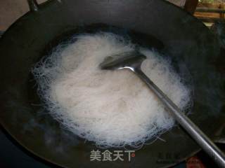 简易版家乡小炒＠＠蛋丝炒米粉的做法步骤：2