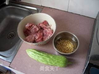 苦瓜龙骨汤的做法步骤：1