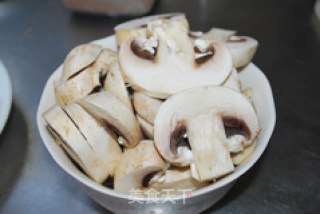 蘑菇炖肉的做法步骤：2