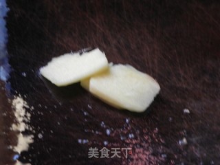 鲜鱿炒蒜薹的做法步骤：2