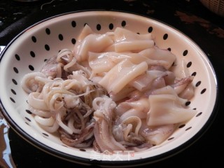 鲜鱿炒蒜薹的做法步骤：3