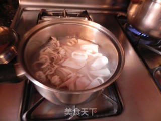 鲜鱿炒蒜薹的做法步骤：4