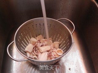 鲜鱿炒蒜薹的做法步骤：5