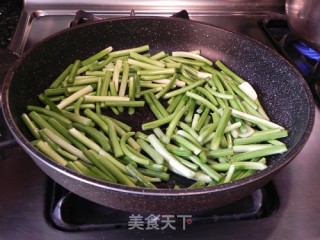 鲜鱿炒蒜薹的做法步骤：6