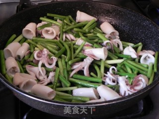 鲜鱿炒蒜薹的做法步骤：8