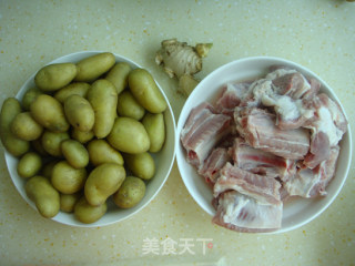 小土豆烧排骨的做法步骤：1