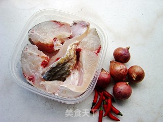 干葱烧鱼的做法步骤：1