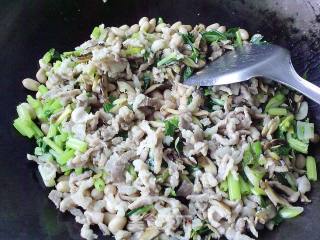 大盆饭之花生香菇肉炒饭的做法步骤：14