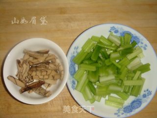 芹菜炒豆干的做法步骤：1