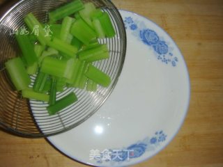 芹菜炒豆干的做法步骤：3