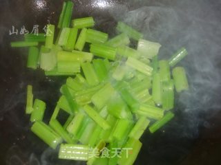 芹菜炒豆干的做法步骤：4